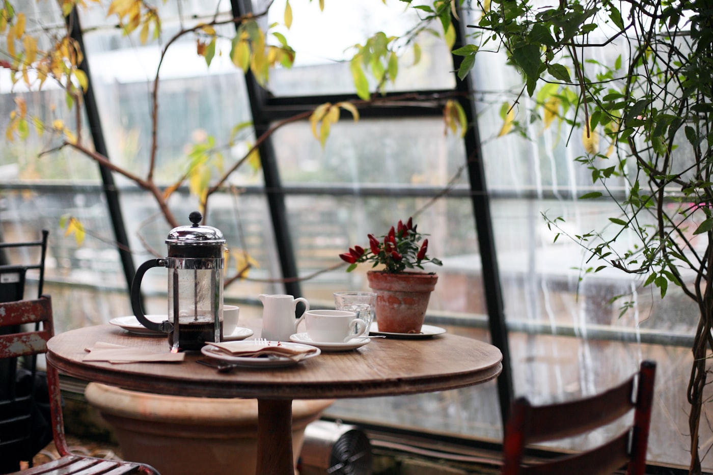 Gemütliches Café mit warmem Licht
