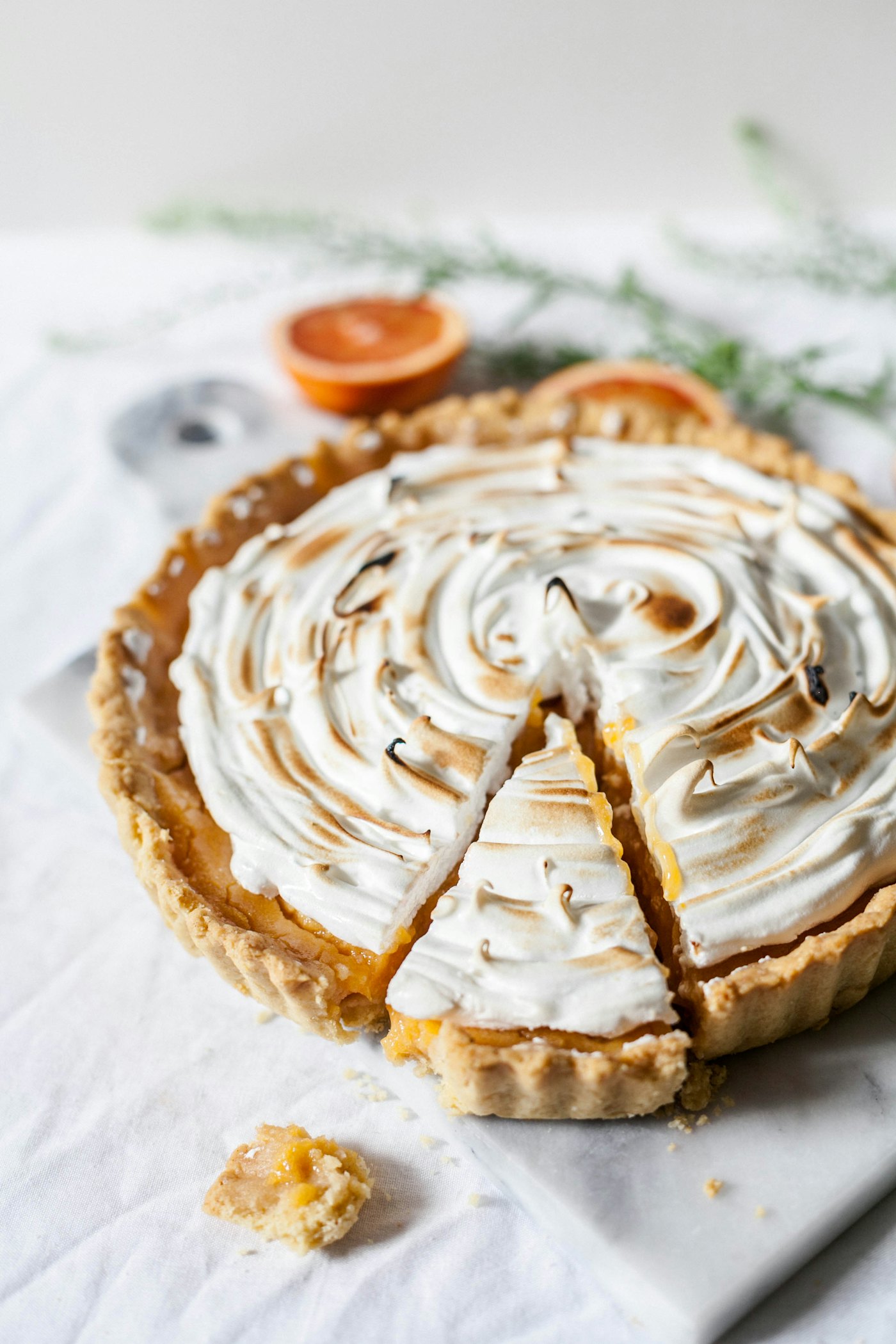 Konditorin verziert eine Torte von Hand