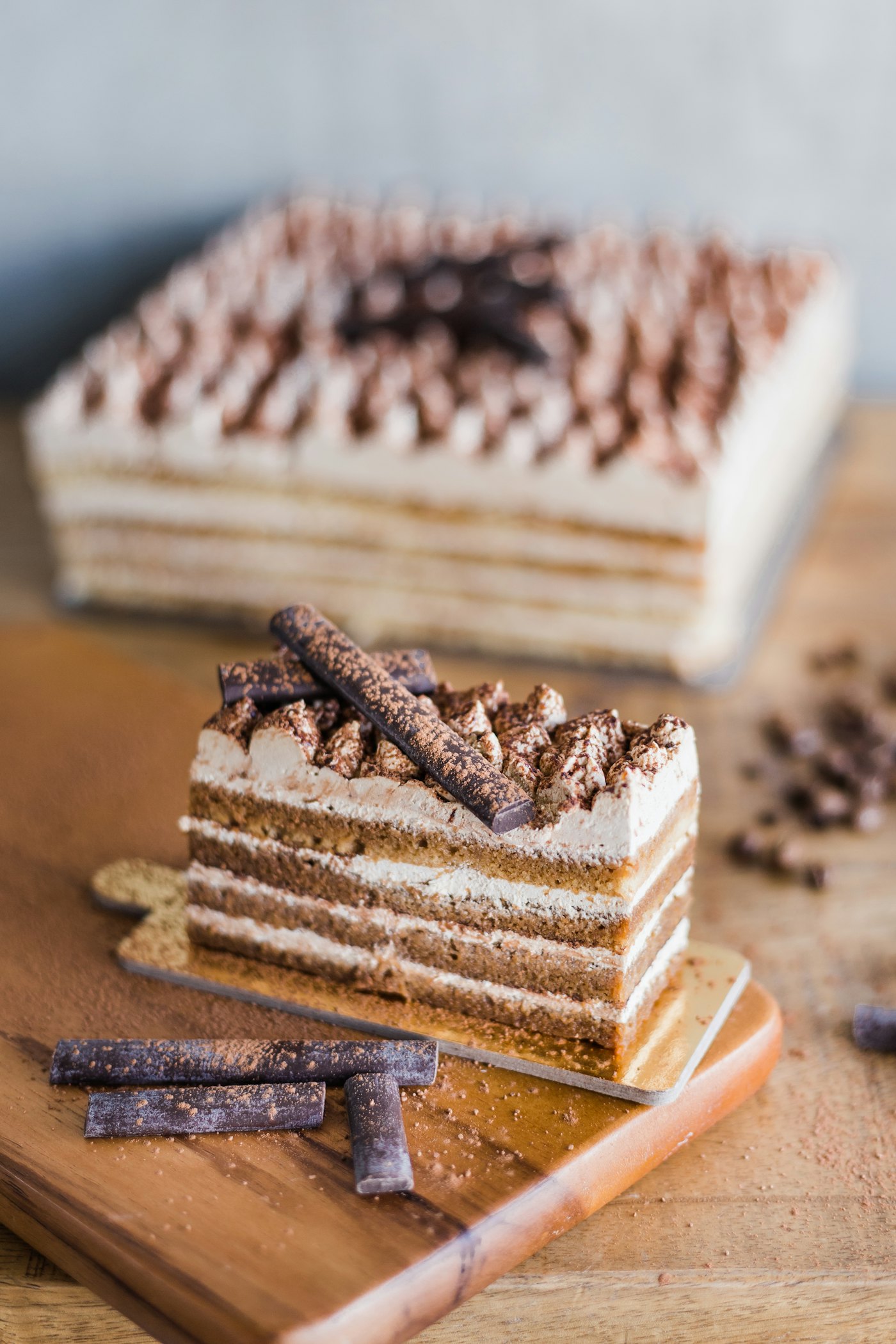 Beerentorte mit frischen Früchten und Sahne